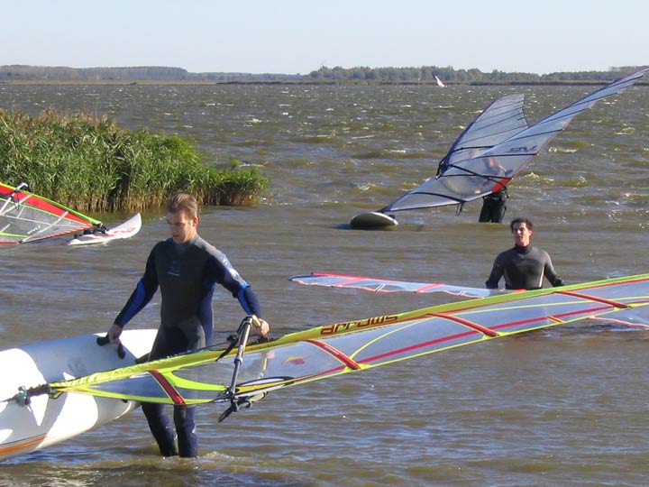 surfer auf dem weg ins wasser