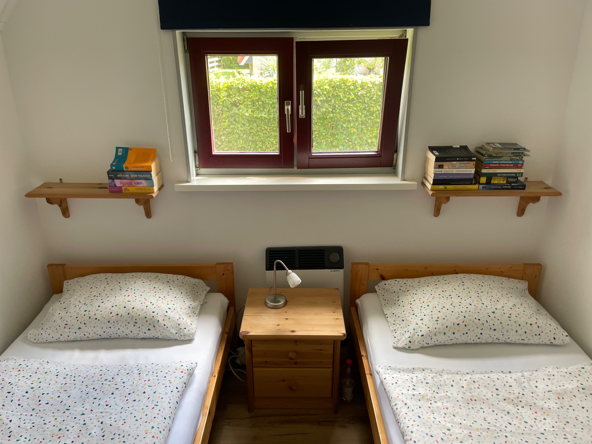 Schlafzimmer mit zwei Einzelbetten